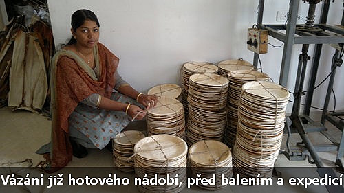 Balení rozložitelných talířů v Indii