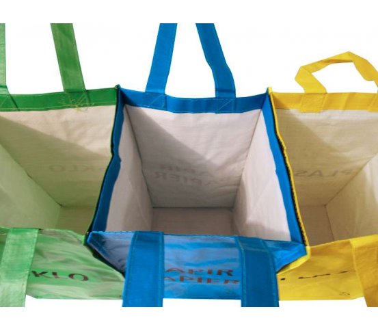 ada 3 tašek na třídění odpadu - papír, plast, sklo