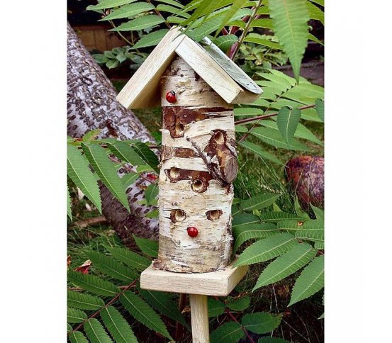 Hmyzí hotel pro slunéčka a jiný hmyz ve tvaru věže