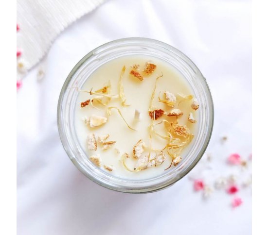 Sójová svíčka zdobená květinami a kořením