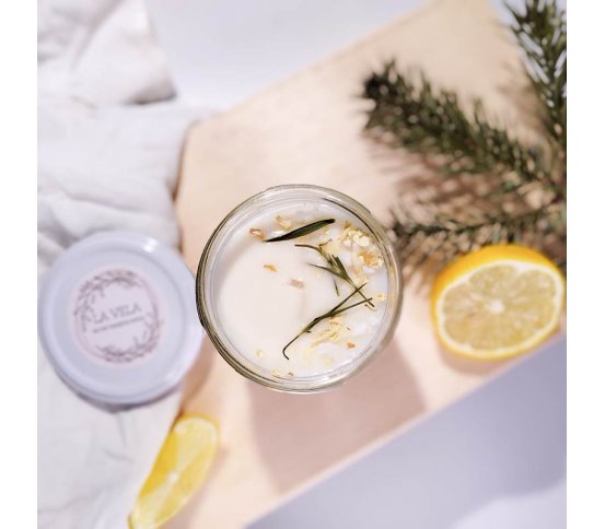 Přírodní svíčka ve skle vyrobená v Česku