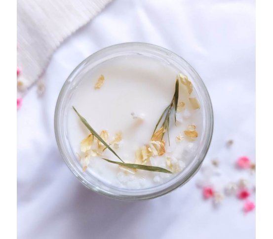 Přírodní svíčka ozdobená květinami a kořením