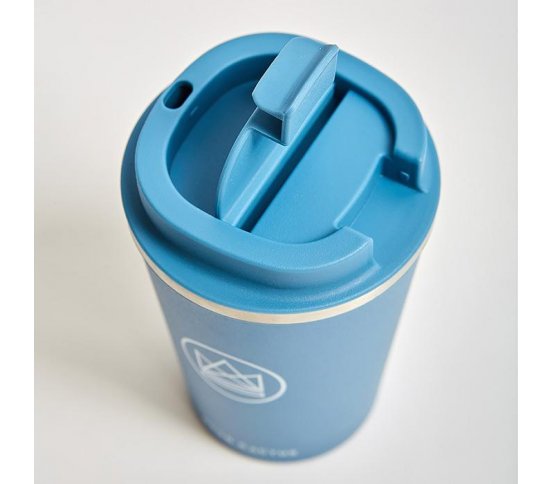 Kvalitní termohrnek do auta s pítkem