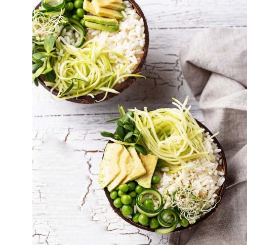 Přírodní dřevená miska z kokosu s příborem na jídlo instagram