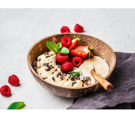 Miska z kokosu a lžíce na snídaně, mysli, kaše a bowl