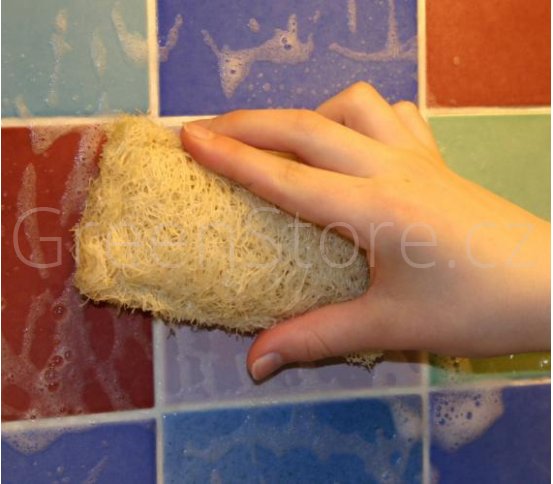 Použití přírodní houby na mytí koupelny