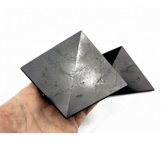 Šungitová pyramida leštěná 10x10cm pro harmonizaci 3