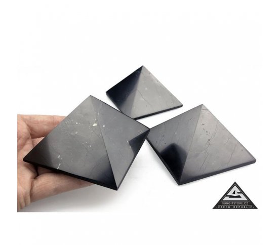 Šungitová pyramida leštěná 7x7cm pro harmonizaci 2