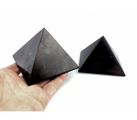 Šungitová pyramida leštěná 8x8cm pro harmonizaci 2