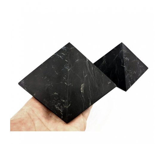 velká shungitová pyramida neleštěná 10x10cm