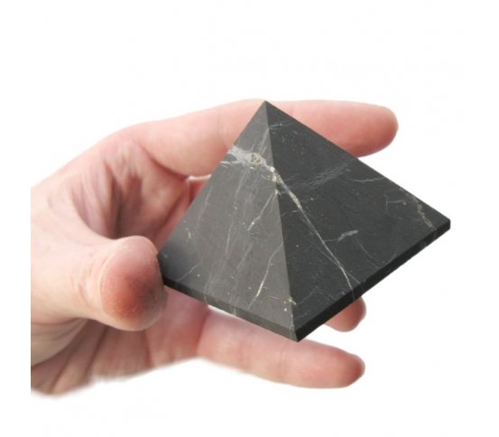 Šungitová pyramida leštěná 5x5cm pro harmonizaci 1