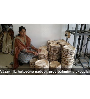 Balení rozložitelných talířů v Indii