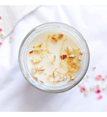 Sójová svíčka zdobená květinami a kořením