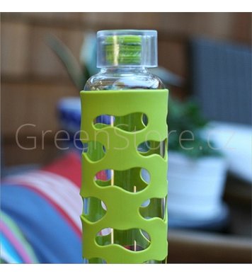 Zelená láhev skleněná na vodu u konserve