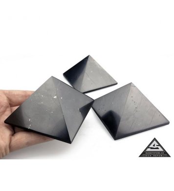 Šungitová pyramida leštěná 7x7cm pro harmonizaci 2