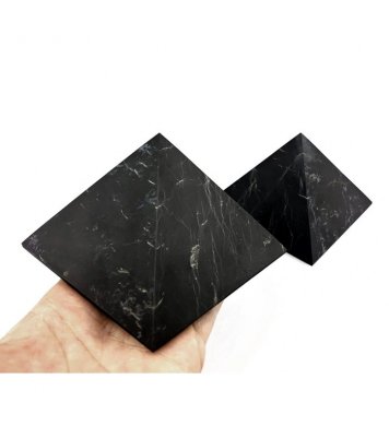 velká shungitová pyramida neleštěná 10x10cm