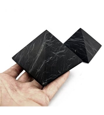 Šungitová pyramida neleštěná 8x8cm