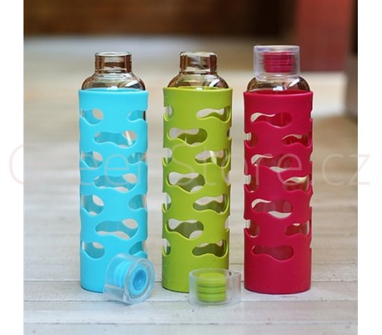 u konserve láhve na vodu ze skla